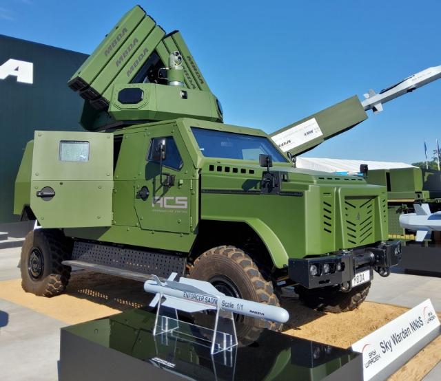 Демонстратор боевой машины самоходного противодронового зенитного ракетного комплекса MBDA Sky Warden NNbS c зенитными управляемыми ракетами MBDA Small Anti Drone Missile (SADM, DefendAir) и лазерной установкой на базе бронеавтомобиля ACS ENOK 9.5 APV 4х4 в экспозиции авиационной выставки ILA-2022 в Берлине, июнь 2022 года