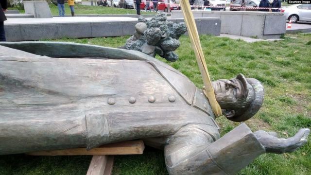 Демонтированный памятник маршалу Ивану Коневу
