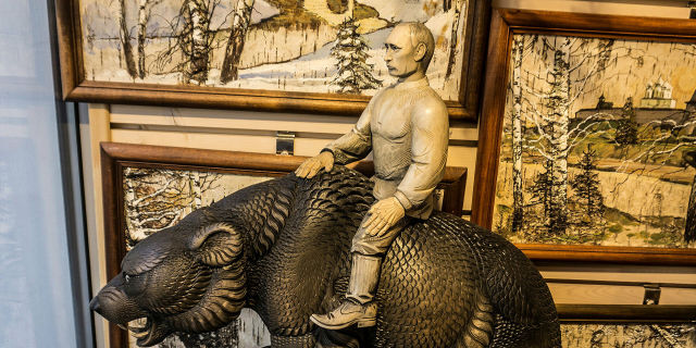 Деревянная скульптура, изображающая президента России Владимира Путина верхом на медведе