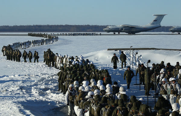 Десантники перед погрузкой в военно-транспортный самолет
