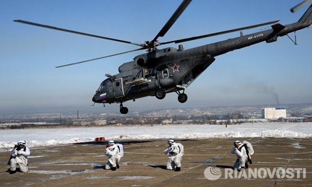 Десантники разведгруппы во время десантирования с вертолета Ми-8АМТШ