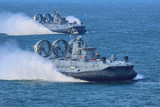 Десантные корабли на воздушной подушке «Мордовия» и «Евгений Кочешков» проекта 12322 «Зубр»