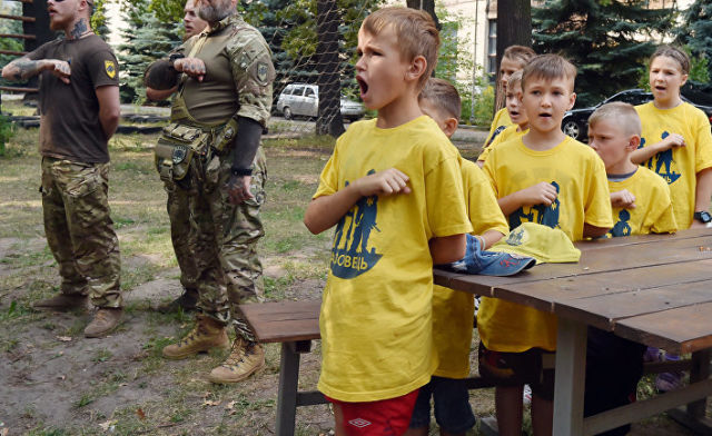 Дети проходят военную подготовку в украинском добровольческом батальоне "Азовец"