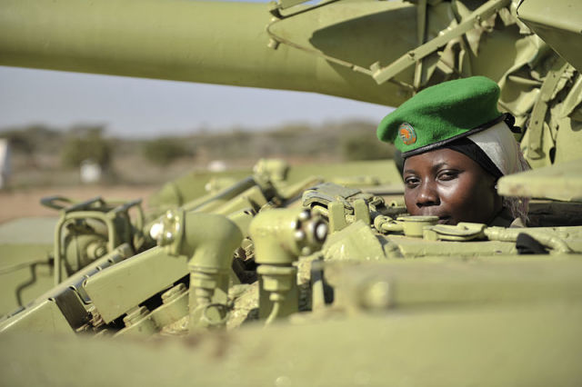 Девушка-танкистка армии Уганды