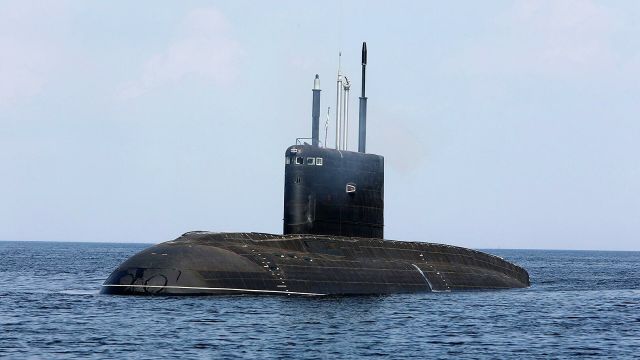 Дизель-электрическая подводная лодка "Магадан" во время морской части заводских ходовых испытаний в полигонах Балтийского флота