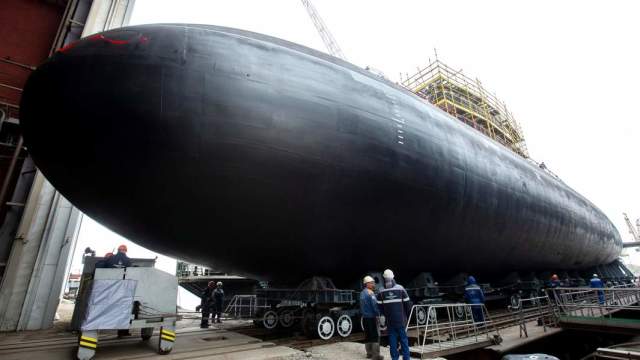 Дизель-электрическая подводная лодка «Можайск» проекта 636 во время торжественной церемонии спуска на воду в Санкт-Петербурге