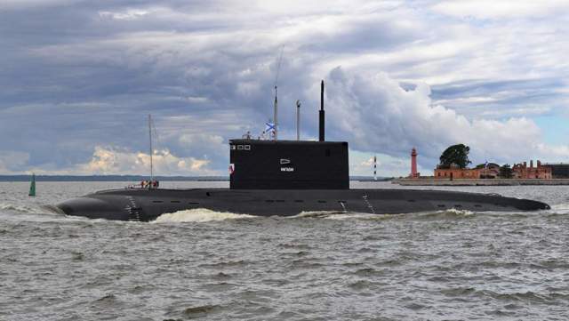 Дизель-электрическая подводная лодка проекта 636.3 «Магадан» на Кронштадском рейде на Главном военно-морском параде в День ВМФ