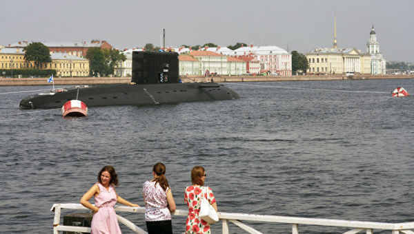 Дизель-электрическая подводная лодка Краснодар в акватории реки Невы. 26 июля 2016