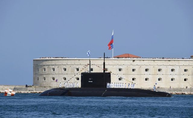 Дизель-электрическая подводная лодка "Новороссийск" проекта "Варшавянка" у Севастопольской крепости