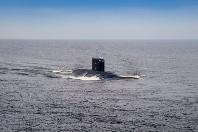 Дизель-электрическая подводная лодка Владикавказ принимает участие в тренировке Главного Военно-Морского Парада в Кронштадте. 17 июля 2018
