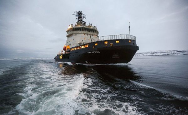 Дизель-электрический ледокол "Илья Муромец" прибывает на базу в Североморске. 2 января 2018