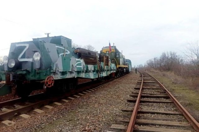 Для эвакуации иностранных граждан из Херсонской области Украины на российский полуостров Крым понадобился настоящий бронепоезд.