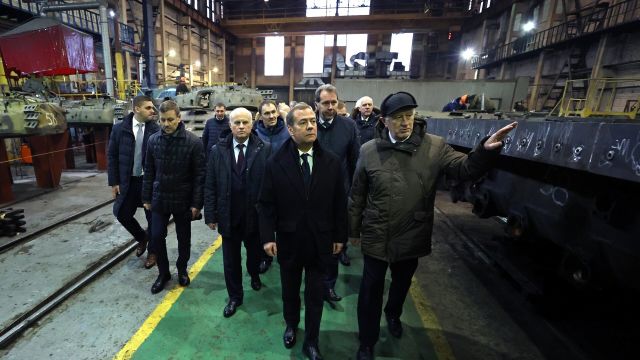 Дмитрий Медведев во время посещения АО "61 бронетанковый ремонтный завод"