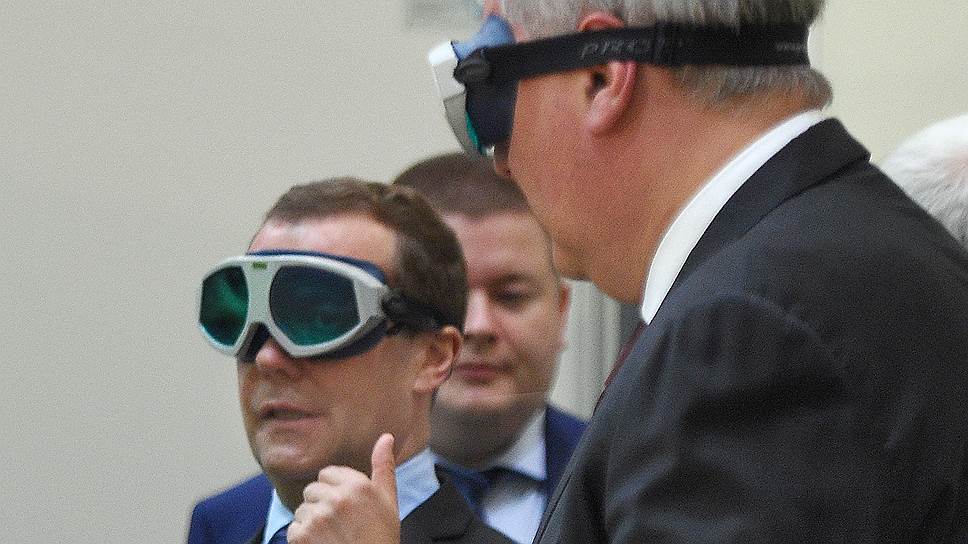 Димон Медведев призвал Рогозина  вернуть России лидерство в космосе.