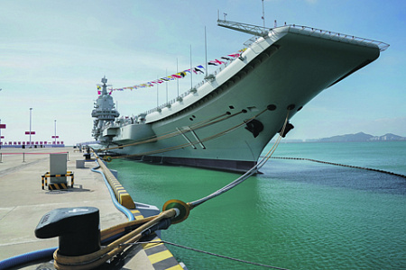 До 2025 года в состав китайского ВМФ гарантированно будут введены три авианосца. Фото с сайта www.mod.gov.cn