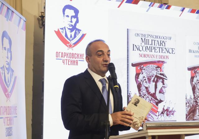 Доктор политических наук Арман Сагателян, редактор русского перевода книги Нормана Диксона "О психологии военной некомпетентности", рассказал о значимости и актуальности этой работы