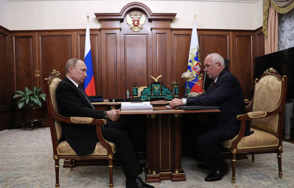 Президент России Владимир Путин и генеральный директор корпорации "Ростех" Сергей Чемезов
