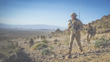 Доминирование предполагает и физическое присутствие во всех климатических зонах. Американские пехотинцы на тренировке в пустыне Калифорнии. Фото с сайта www.dvidshub.net