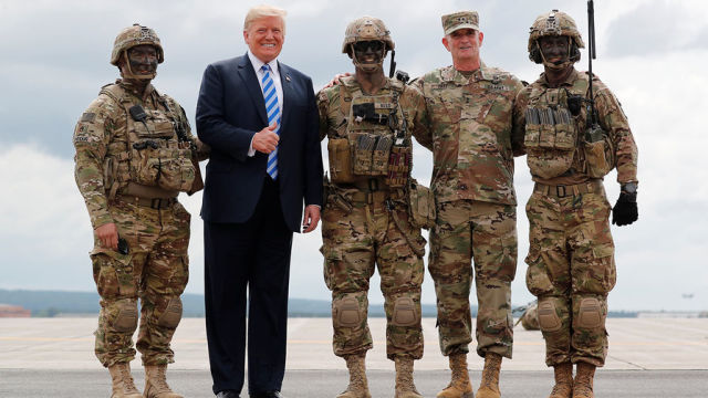 Дональд Трамп с военнослужащими