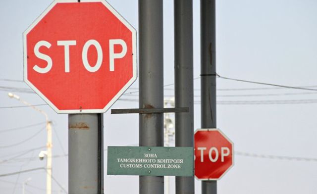 Дорожные знаки на пункте пропуска "Джанкой" на границе России и Украины