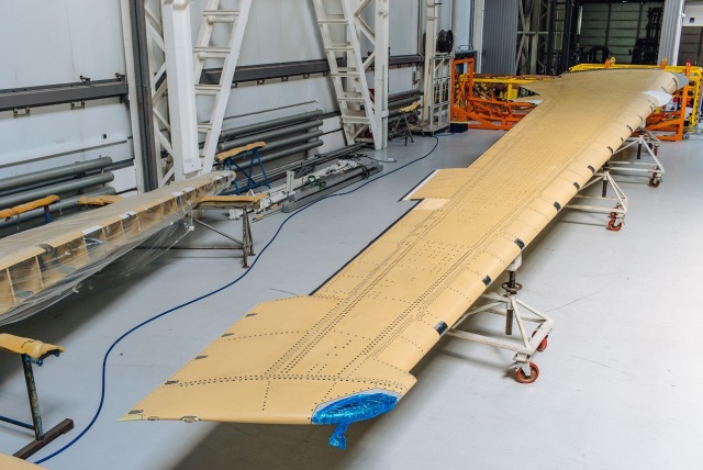 Доставленная на Иркутский авиационный завод - филиал ПАО "Корпорация "Иркут" консоль крыла самолёта МС-21-300, изготовленная из российских композиционных материалов, май 2021 года