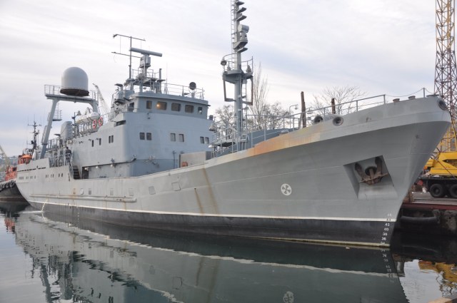 Достроенный для ВМС Украины средний разведывательный корабль (шифр проекта "Лагуна", название кораблю пока что не присвоено) на корпусе среднего рыболовного морозильного траулера проекта 502ЭМ у стенки судоремонтного завода ОСП "Судоверфь "Украина" в Одес