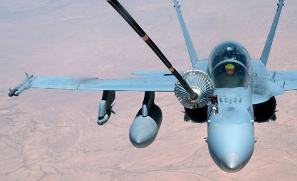 Дозаправка американского истребителя-бомбардировщика F-18