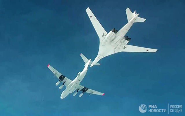 Дозаправка стратегического ракетоносца Ту-160. Архивное фото
