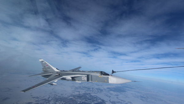 Дозаправка в воздухе истребителя-перехватчика Су-24. Архивное фото