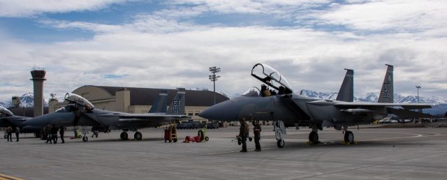 Два первых полученных ВВС США новых истребителя Boeing F-15EX Eagle II (cлева) и истребитель-бомбардировщик F-15E Strike Eagle в ходе учений Northern Edge 21 на авиабазе Элмендорф-Ричардсон на Аляске, 03.05.2021