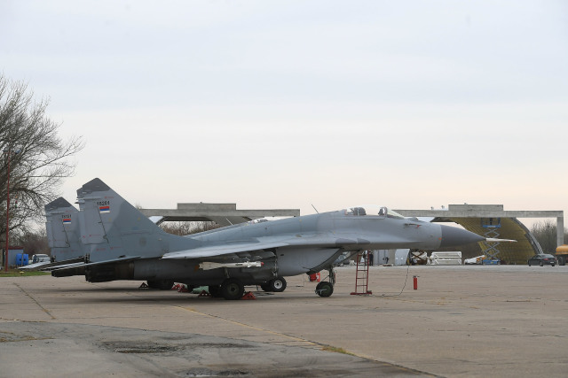 Два полученных из России в 2017 году истребителя МиГ-29 ВВС и ПВО Сербии (бортовые номера "18151" и "18201") на аэродроме Батайница на фоне строящихся для них ангаров, 16.11.2019