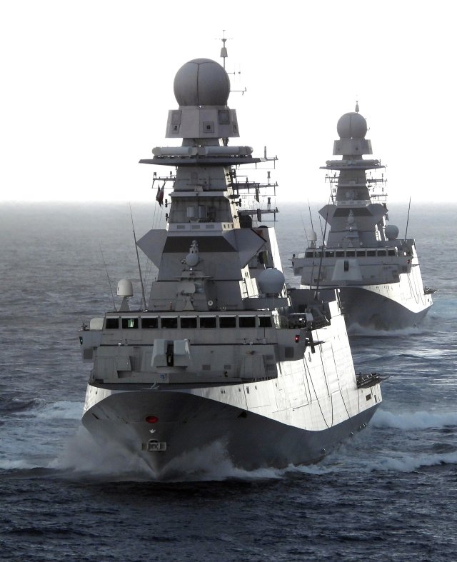 Два построенных итальянским судостроительным объединением Fincantieri фрегата типа FREMM ВМС Италии. На переднем плане фрегат в противолодочном варианте (ASW), за ним следует фрегат в многоцелевом варианте (GP). 2018 год