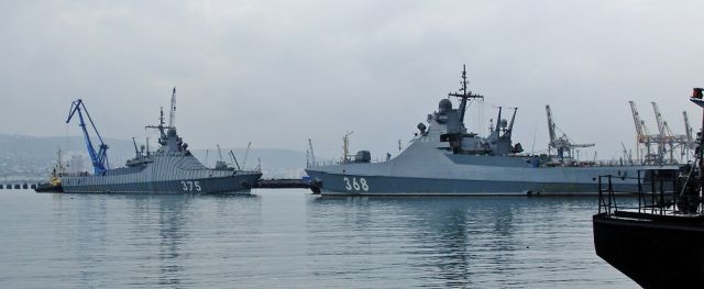 Два патрульных корабля проекта 22160 "Василий Быков" (справа) и "Дмитрий Рогачёв" (слева)