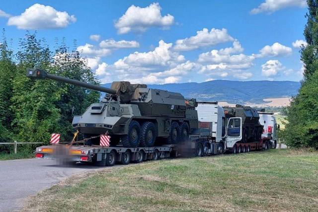 Две из четырех переданных Украине 155-мм/52 самоходных гаубиц Zuzana 2 словацкого производства, август 2022 года