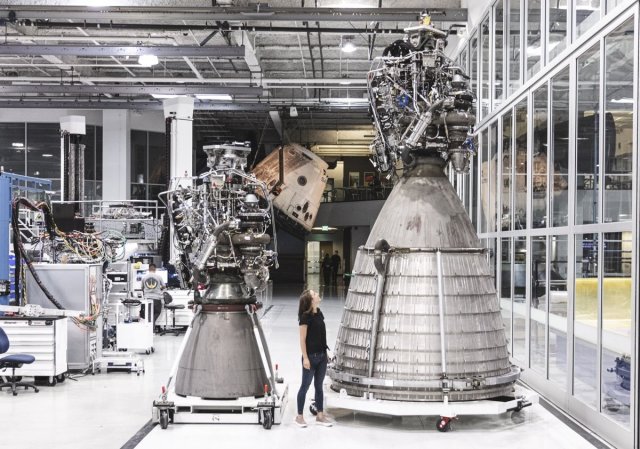 Двигатель SpaceX Raptor первой версии. Слева модификация для полета в плотных слоях атмосферы, справа — вакуумная (с увеличенными критическим сечением и расширением сопла). От второй версии визуально отличается более крупными турбонасосами и обилием трубо