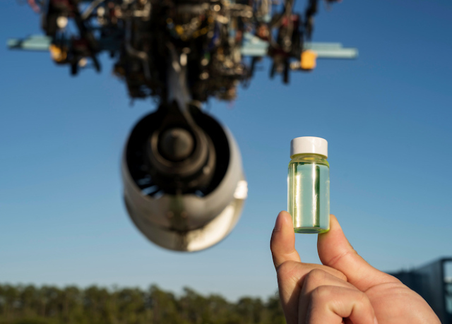 Двигатель для самолета A320neo протестровали неразбавленным биотопливом