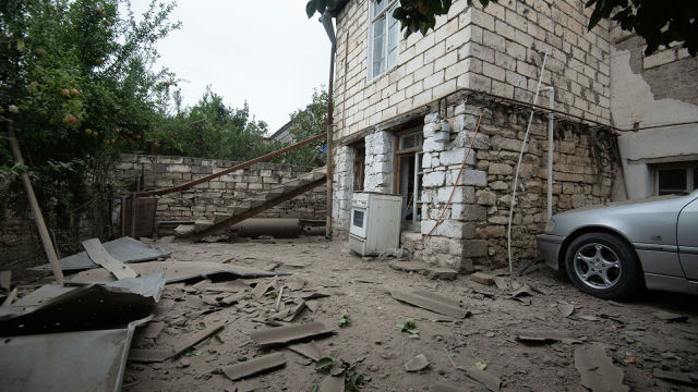Двор жилого дома в городе Мартуни (центр Мартунинского района непризнанной Нагорно-Карабахской Республики) после обстрелов