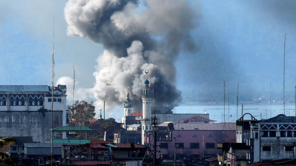 Дым после авиаудара армии Филиппин во время боев с исламистами группировки "Маут", 27 июня 2017 года