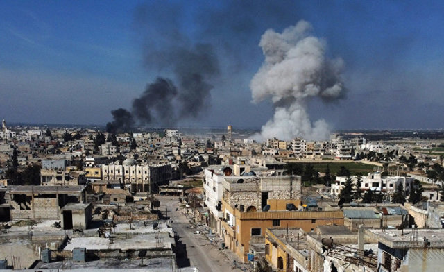 Дым над городом Саракиб в провинции Идлиб, Сирия