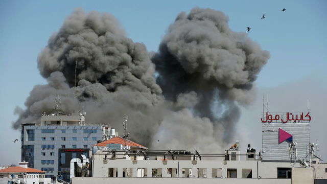 Дым от израильского авиаудара по Газе. 15 мая 2021