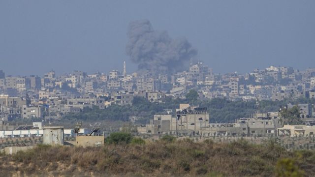 Дым после израильского авиаудара по сектору Газа. Архивное фото