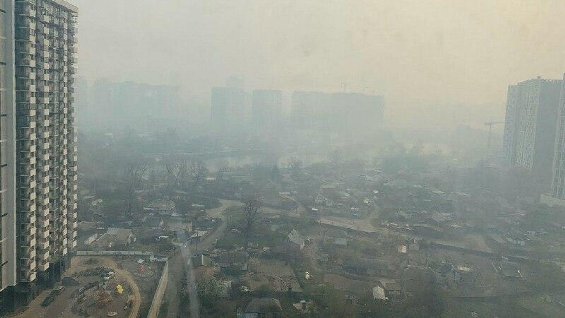 киев в дыму. киев с воздуха. самый загрязнённый город в мире по воздуху. сигнал воздушная тревога. киев в ноябре.