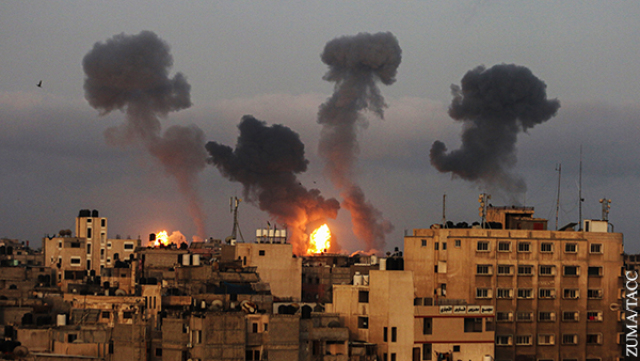 Дым над домами в Израиле – следы от ударов палестинских ракет