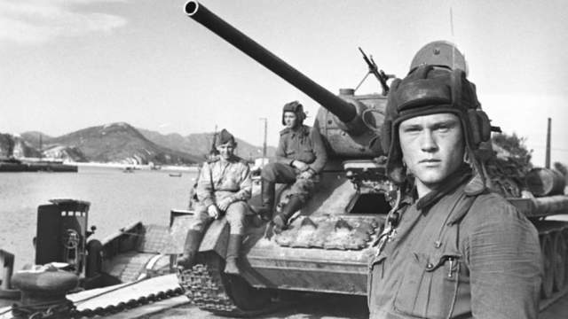 Экипаж и танк Т-34, 1945 год