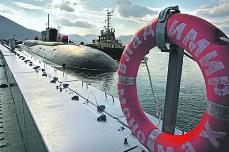 Экипаж крейсера «Владимир Мономах» продемонстрировал высший подводный пилотаж. Фото РИА Новости