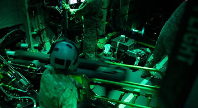 Экипаж самолета AC-130J Ghostrider ВВС США использует 105-мм гаубицу в рамках Trojan Footprint 21