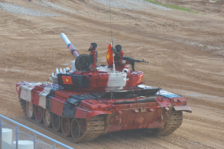Экипаж Т-72Б3М демонстрирует государственный флаг СРВ после удачного выступления за свою страну на танковом биатлоне в Кубинке. Фото Владимира Карнозова