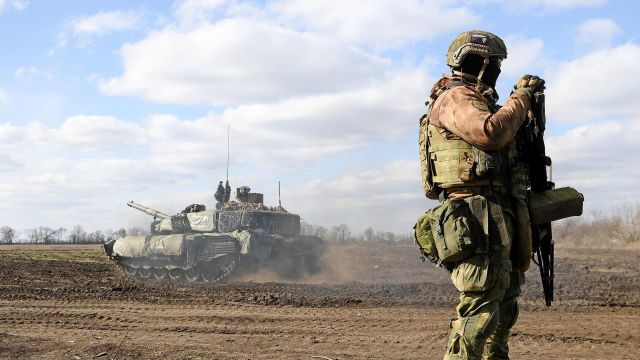 Экипаж танка Т-90М "Прорыв" на позициях в южном секторе спецоперации