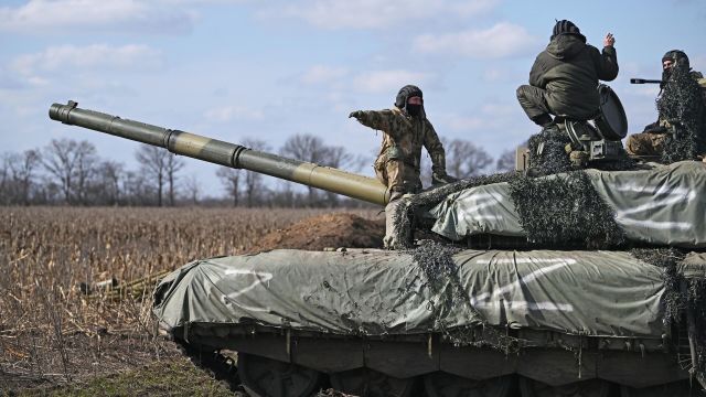 Экипаж танка Т-90М "Прорыв" на позициях в зоне проведения спецоперации