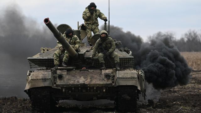 Экипаж танка Т-90М "Прорыв" на позициях в зоне СВО
